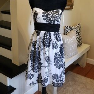 White House Black Market SUMMER dress size 4